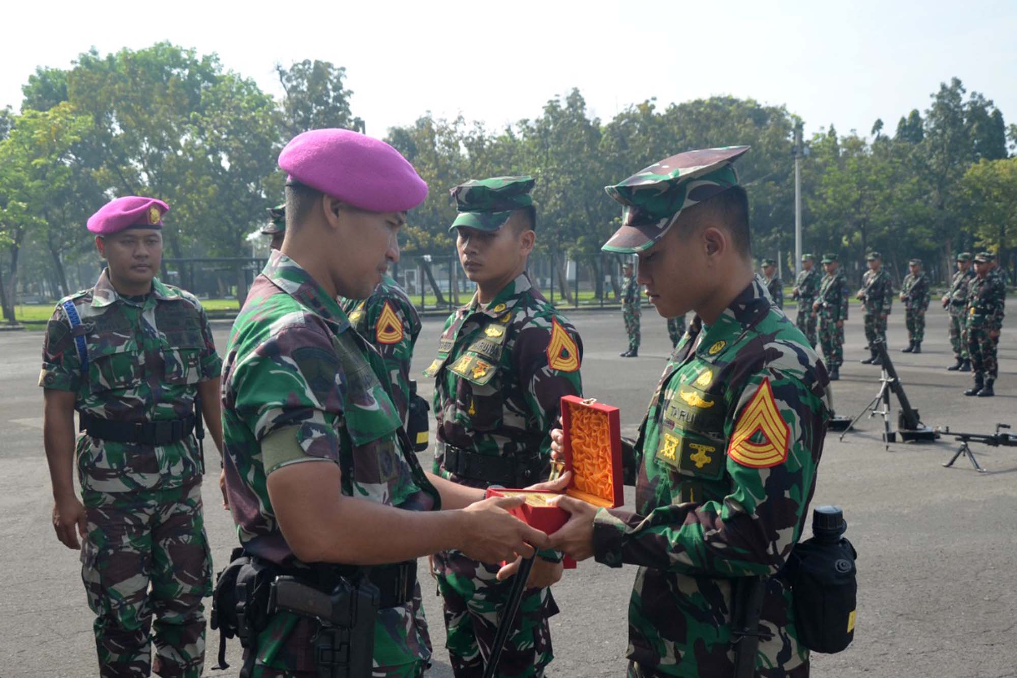 Danyonif 1 Marinir Berikan Kenang Kenangan Kepada Taruna AAL Korps