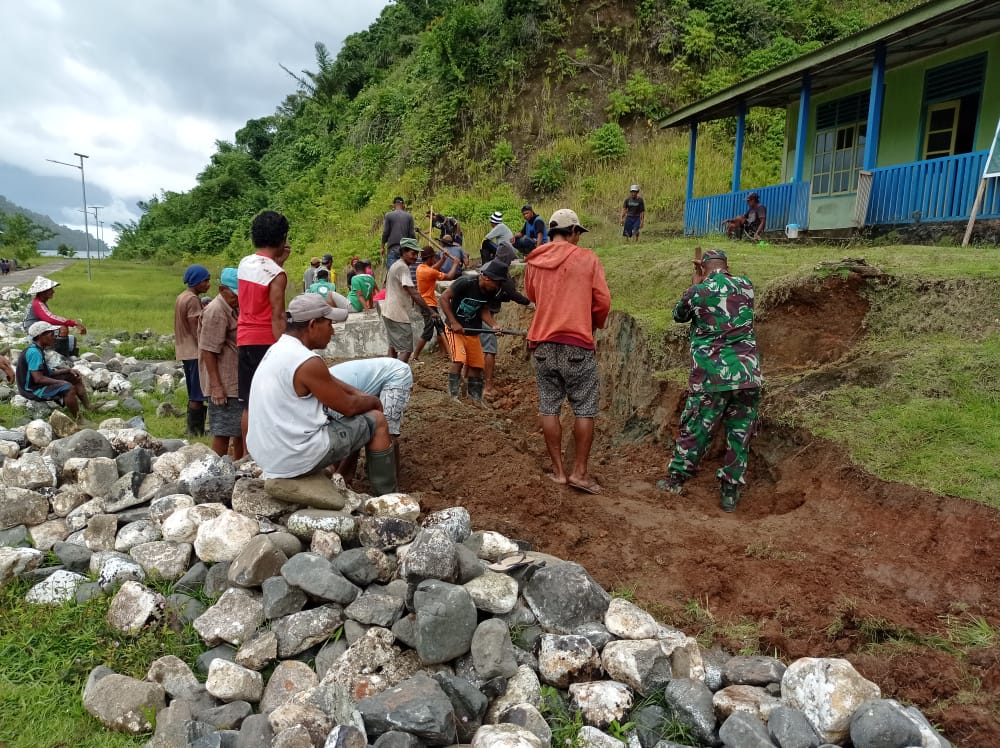 Genjot Pengerjaan Satgas Tmmd Dan Warga Bersama Sama Gali Pondasi Rumah Ibadah Pelopor Wiratama 