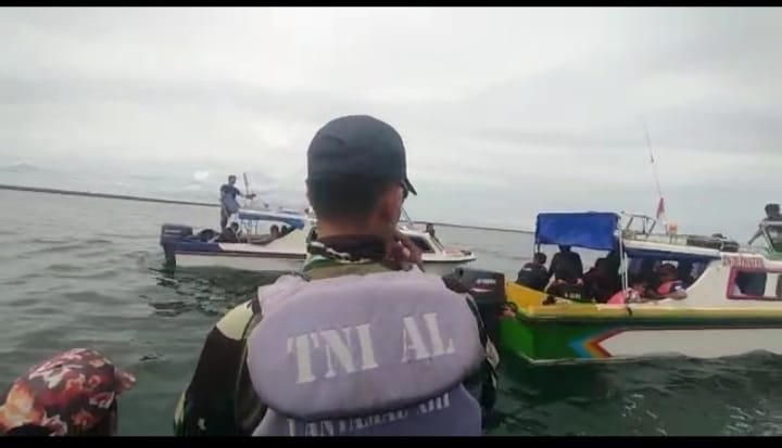 Prajurit TNI AL Evakuasi Korban Tenggelamnya Speed Boat Di Perairan ...