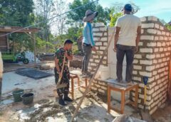 Tingkatkan Kualitas Kesehatan Warga, Babinsa Koramil 0826-11 Batumarmar Hadir dalam Pembuatan Jamban