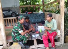 Babinsa Nyalabu Laok Perkuat Pembinaan Teritorial Melalui Komsos Dengan Warga
