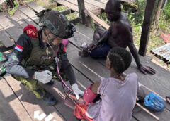 Satgas Pamtas Mobile Yonif 733/Masariku Berikan Pelayanan Kesehatan Gratis kepada Warga Kampung Krepkuri