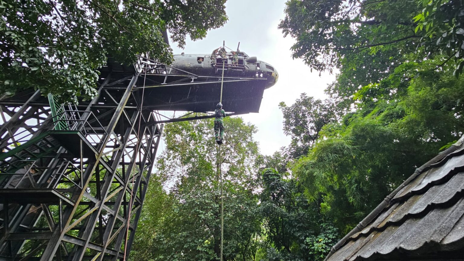Prajurit Yonif 2 Marinir TNI AL Berlatih Fast Rope – Pelopor Wiratama