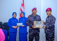 Pererat Kebersamaan Ramadhan, Danpuslatpurmar 9 DBS Salurkan THR dan Bingkisan Kepada Prajurit dan Jalasenastri