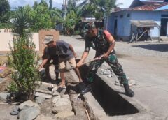 Babinsa Luhu Bantu Warga Bangun Pagar Rumah di Hari Minggu