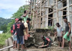 Babinsa Sumeith Pasinaro Bersama Warga Gelar Kerja Bakti di Lingkungan Gereja