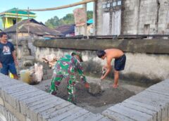 Babinsa Koramil Piru Bantu Warga Buat Batako untuk Pembangunan Rumah
