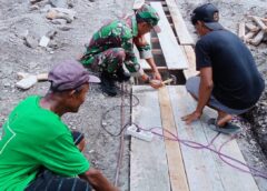 Karya Bakti Babinsa 1513-03/Kairatu Desa Tala Bersama Warga Bangun Gorong-Gorong Akses Ke Kantor Desa