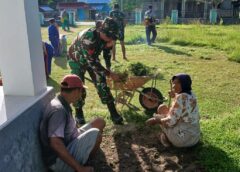 Babinsa 1513-01/Piru Desa Waesala Karya Bakti Bersama Warga dan Murid SD Sambut Idul Adha