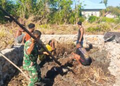 Babinsa Waesala Bantu Warga Bersihkan Pondasi Rumah, Wujud Kepedulian TNI di Tengah Masyarakat