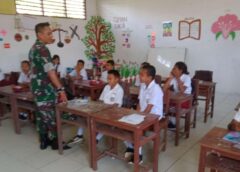 Wanwil Babinsa 1513-03/Kairatu Desa Rumberu Tanamkan Nilai Cinta Tanah Air kepada Siswa SD Kristen Rumberu