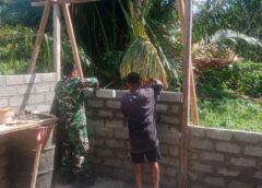 Babinsa Koramil 1513-01/Piru Bantu Warga Buano Utara Bangun Rumah melalui Karya Bakti. 