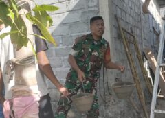 Babinsa 1513-01/Piru Desa Waesala Bantu Warga Lanjutkan Pembangunan Rumah, Wujud Nyata Kepedulian TNI kepada Masyarakat