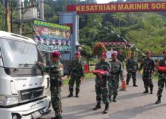 PRAJURIT PUSLATPURMAR 8 TELUK RATAI BAGIKAN BENDERA MERAH PUTIH SAMBUT HUT KE-81 KEMERDEKAAN REPUBLIK INDONESIA