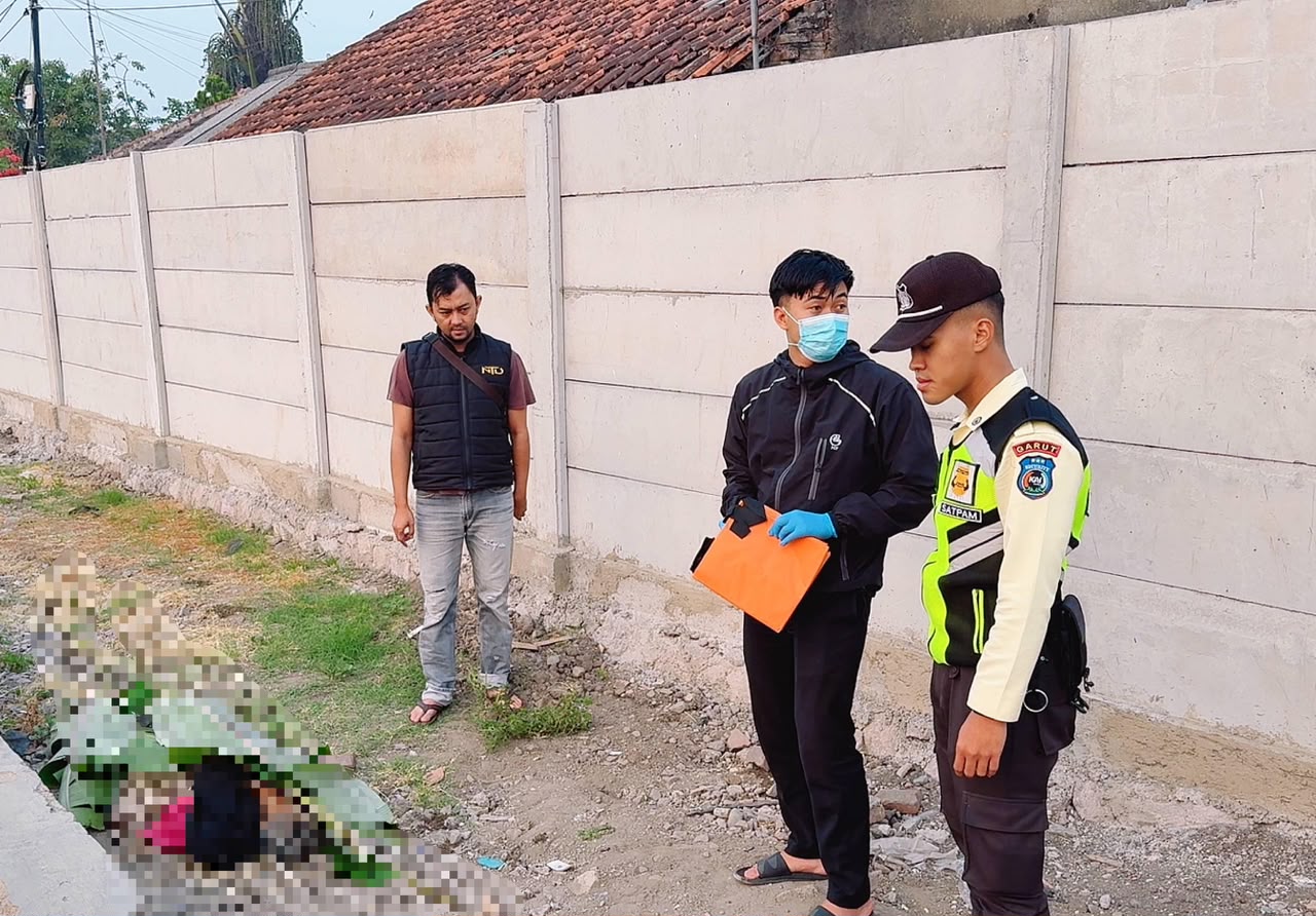 Photo:Personel Polrrs Garut Saat Menyambangi Tempat Kejadian Korban Laka Lantas
