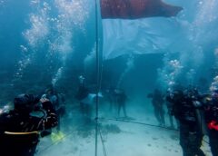 TNI AL KIBARKAN SANG MERAH PUTIH DI DASAR LAUT MOROTAI