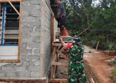 Babinsa 1513-03/Kairatu Desa Hukuanakota Bantu Warga Bangun Rumah, Perkuat Semangat Gotong Royong
