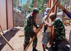 Babinsa Lumoli dan Warga Gotong Royong Bantu Pembangunan Rumah Warga