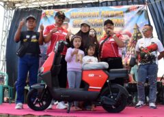 Warga Graha Naila Pidodo, Sumput, Driyorejo Boyong Motor Listrik: Bu Ratih Jadi Bintang Utama Jalan Sehat HUT ke-81 RI Desa Sumput, Driyorejo