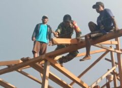 Babinsa 1513-03/Kairatu Desa Kamarian Bantu Warga Bangun Rumah, Wujud Nyata Kepedulian TNI di Tengah Masyarakat