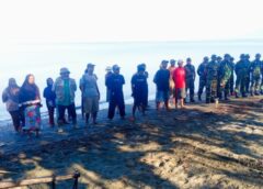 Jumat Bersih, Koramil 1513-03/Kairatu Dan Warga Desa Waihatu Bersihkan Pantai