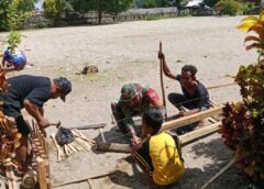 Babinsa Uwen Pantai Bersama Orang Tua Murid Gotong Royong Bangun Pagar SD Inpres