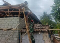 Babinsa Lokki Bantu Warga Pasang Atap Rumah, Wujud Kepedulian TNI di Tengah Masyarakat