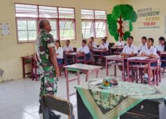 Babinsa Koramil 1513-01/Piru Tanamkan Wawasan Kebangsaan kepada Pelajar SMP Negeri 1 Huamual Belakang