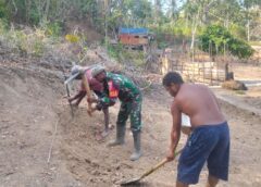 Peduli Warga Binaan, Babinsa Koramil 1513-01/Piru Bantu Pekerjaan Pondasi Rumah.