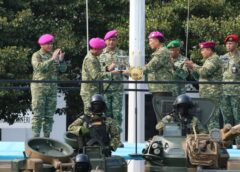 PERKUAT KEMAMPUAN OPERASI AMFIBI, MENHAN RI SERAHKAN 12 UNIT RANPUR AAV M-35 KEPADA TNI AL