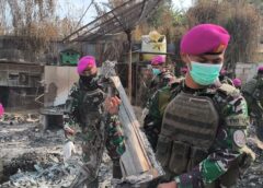 Hari Kedua, Satgas Yonif 2 Marinir Bersihkan Puing Pascakebakaran