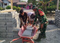 Babinsa Koramil Piru Bantu Warga Susun Batako, Wujud Nyata Kepedulian TNI kepada Masyarakat