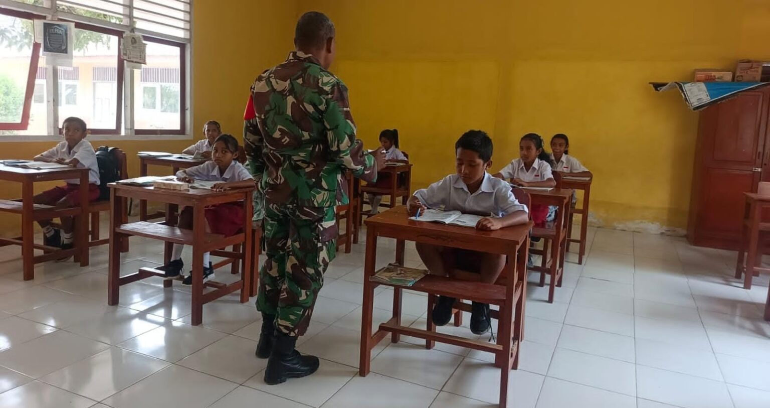 Babinsa Piru Berikan Materi Wawasan Kebangsaan kepada Siswa SD Negeri 2 ...