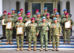 PANGKORMAR BERSAMA PEJABAT UTAMA KORPS MARINIR TERIMA BREVET KEHORMATAN PASPAMPRES