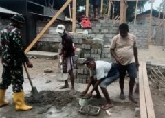 Babinsa Tounusa dan Warga Gotong Royong Bantu Pemasangan Batako Rumah Warga