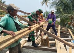 Babinsa Koramil Piru Bantu Warga Lokki Lanjutkan Pembangunan Rumah