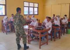 Babinsa Tiang Bendera Tanamkan Wawasan Kebangsaan kepada Siswa SMA Negeri 14 SBB