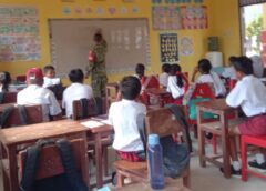 Babinsa 1513-01/Piru Dusun Pulau Osi Tanamkan Nilai Pancasila kepada Siswa SD