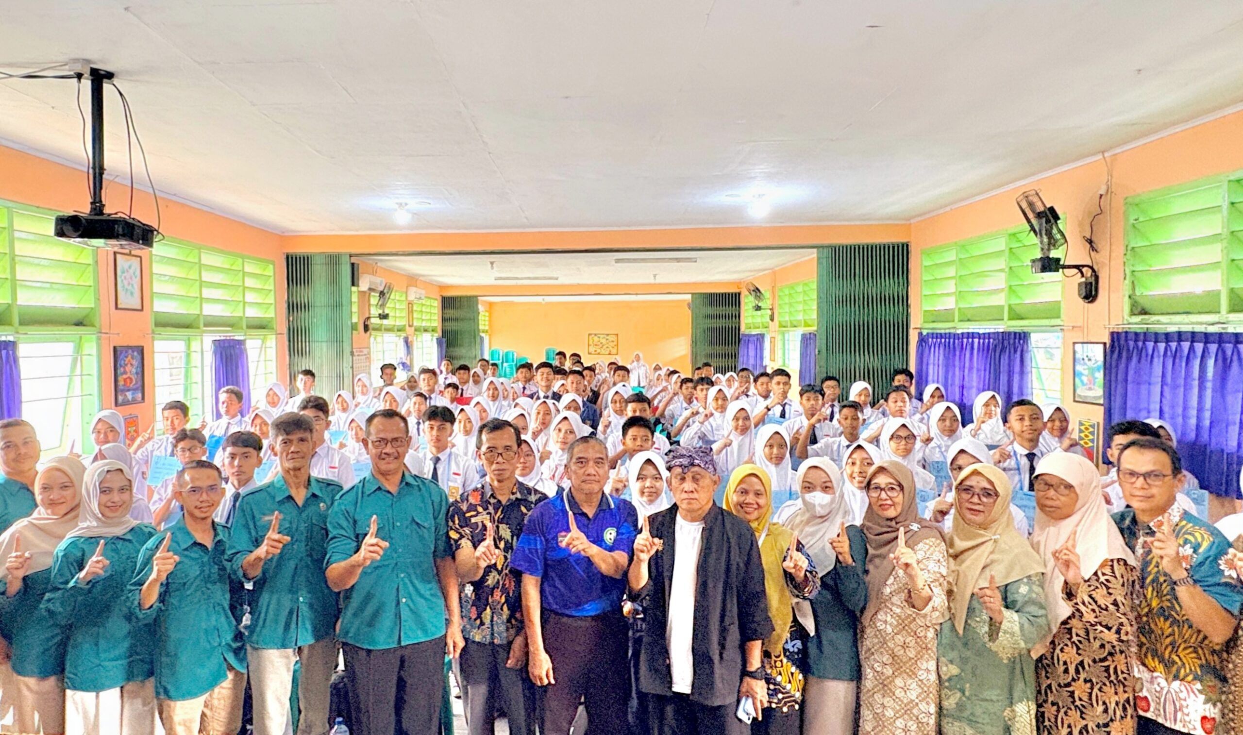 Foto Bersama Kepala Sekolah H.Asep Surur Mulyadi S.Pd.,M.Pd Bersama Guru dan Para Siswa dan Siswi SMPN 1 Ciamis