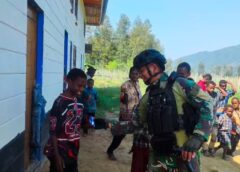 Satgas HABEMA Yonif 2 Marinir Tebar Kebahagiaan bagi Anak-Anak Komopa